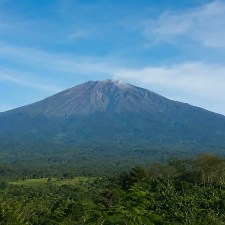 Panorama Gunung Hijau di Bawah Langit Biru